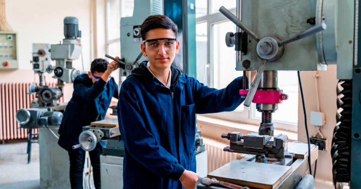 Alumno de Formación Profesional en un taller de mecanizado en Madrid