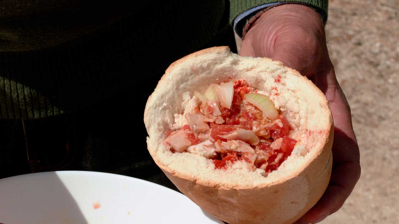 Poza de Colmenar de Oreja rellena de tomate, cebolla y atún