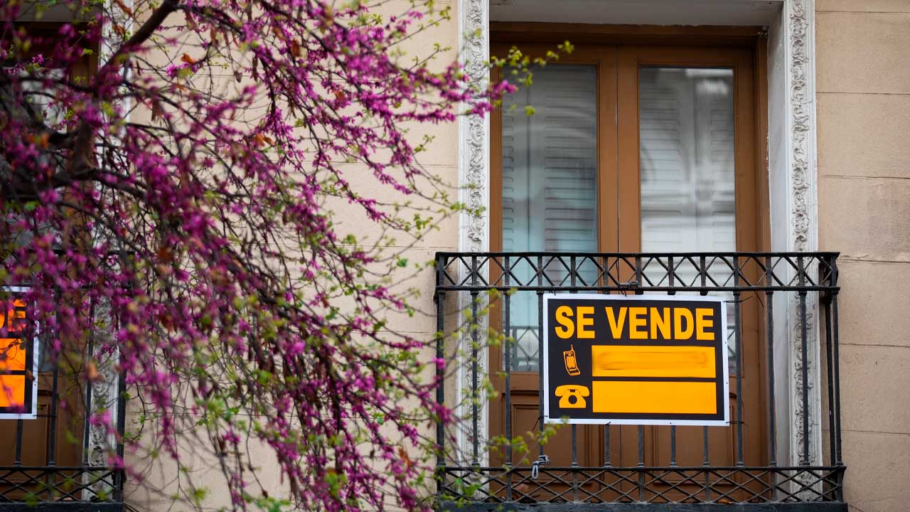 Cartel de se vende en una vivienda de Madrid