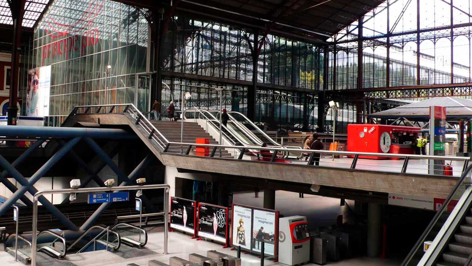 Escaleras mecánicas en el interior de la estación de Príncipe Pío de Madrid