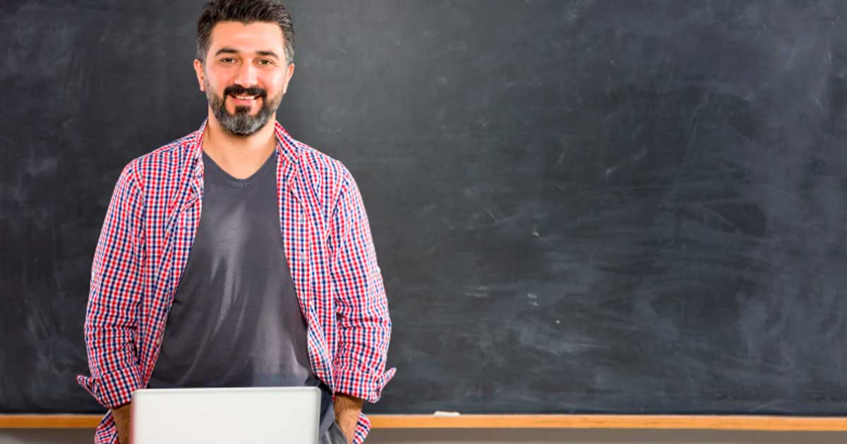 Profesor en un aula ante una pizarra durante una clase