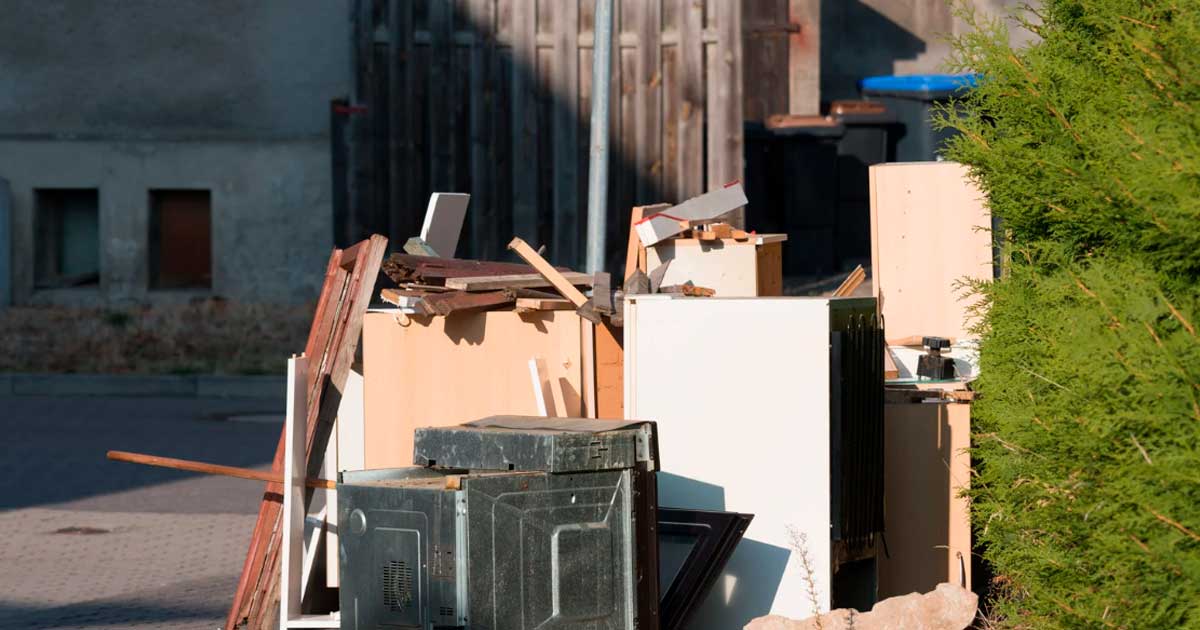 Muebles y electrodomésticos depositados en la calle para su recogida