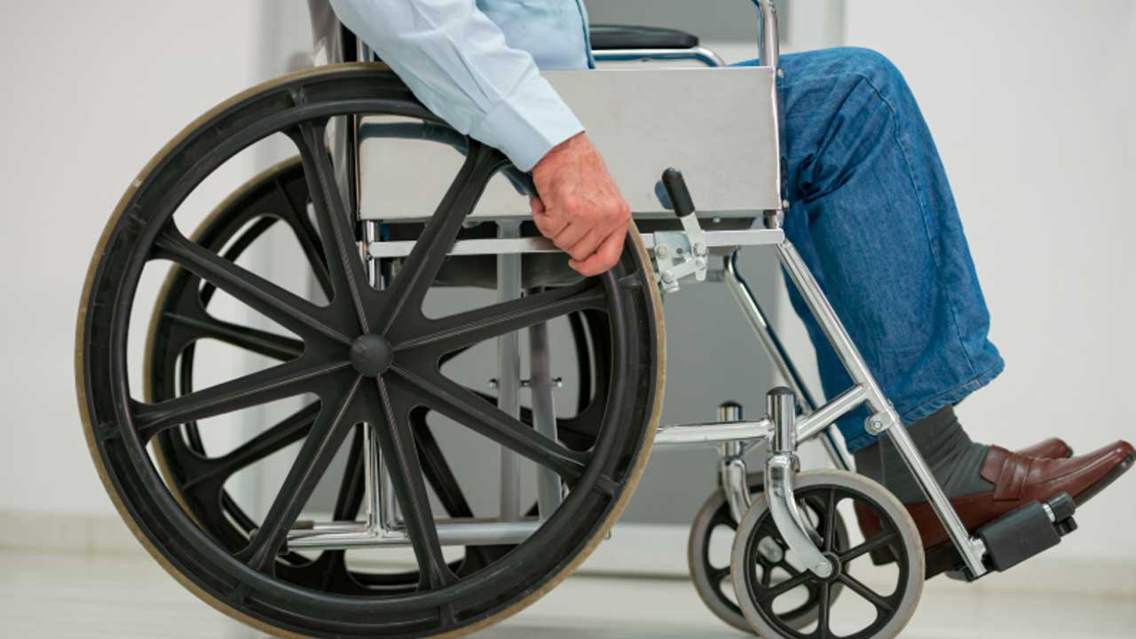 Persona en silla de ruedas incluida en la prestación ortoprotésica de Madrid