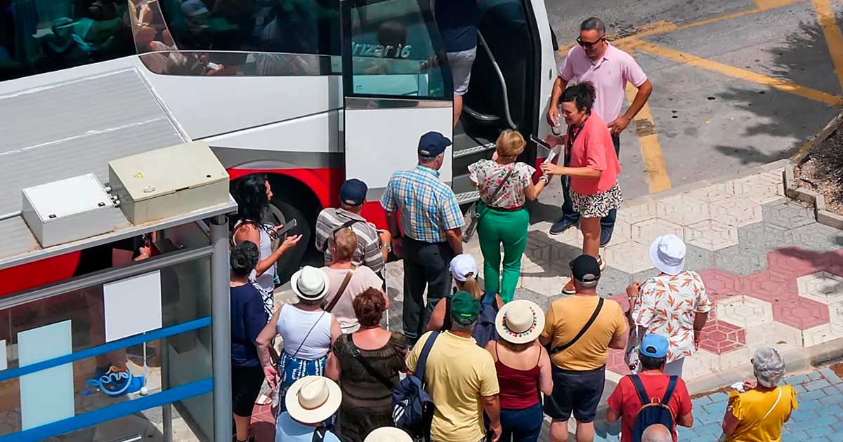 Mayores de 65 años junto a un autobús durante una excursión organizada