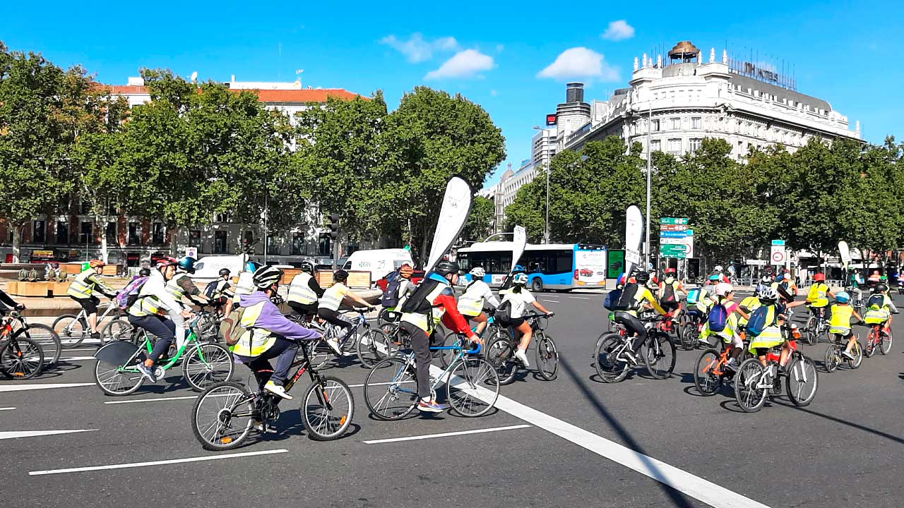 Ciclistas participan en una actividad por la Semana Europea de la Movilidad en Madrid