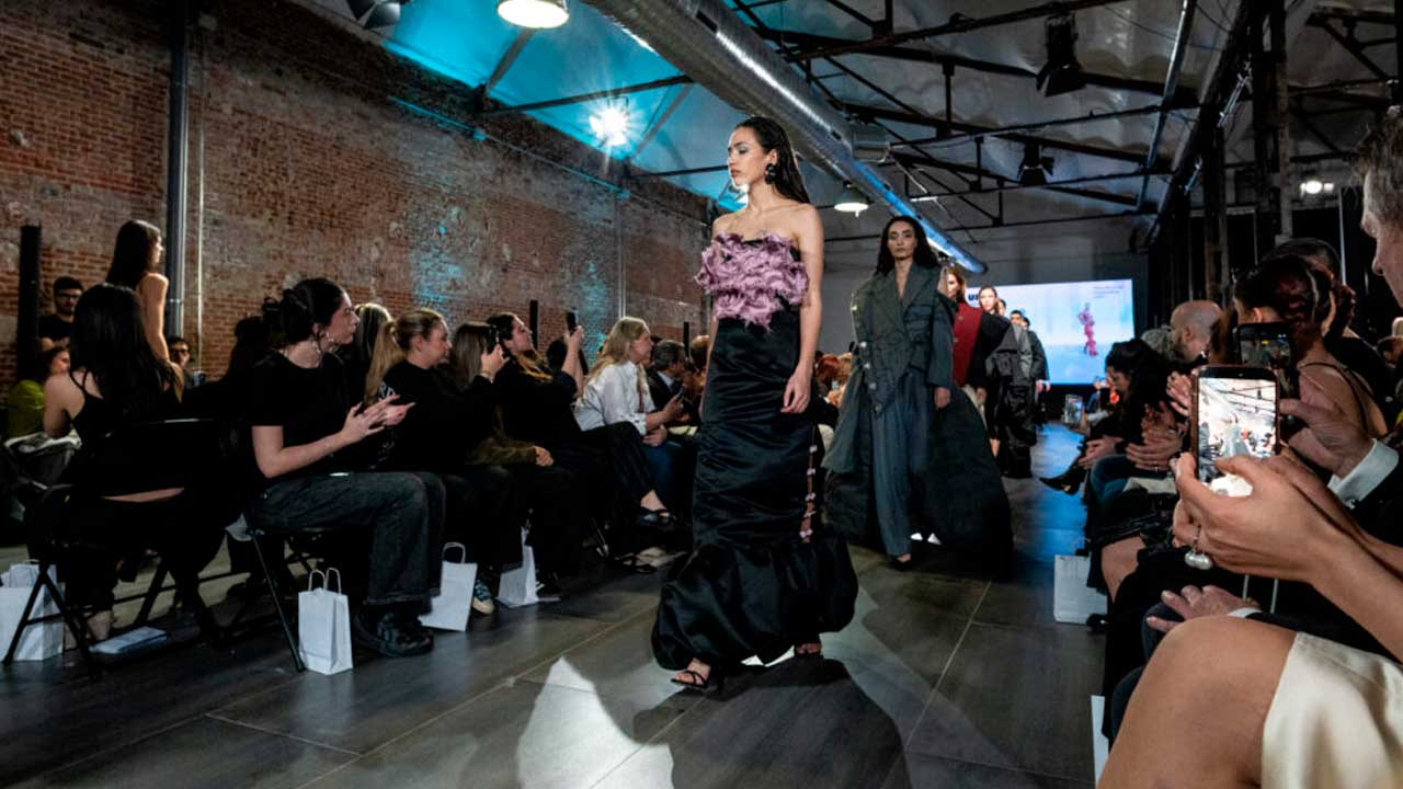 Desfile de la Mercedes-Benz Fashion Week Madrid con modelos recorriendo la pasarela