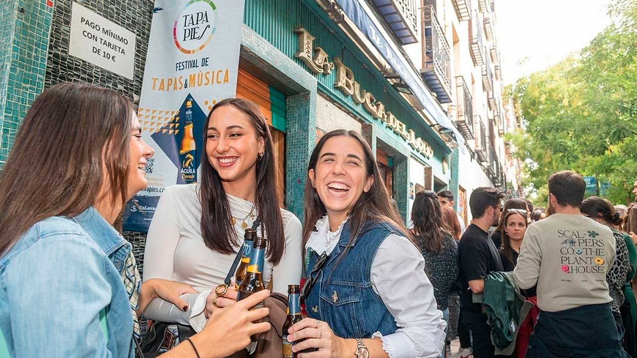 Asistentes a Tapapiés en el barrio de Lavapiés de Madrid
