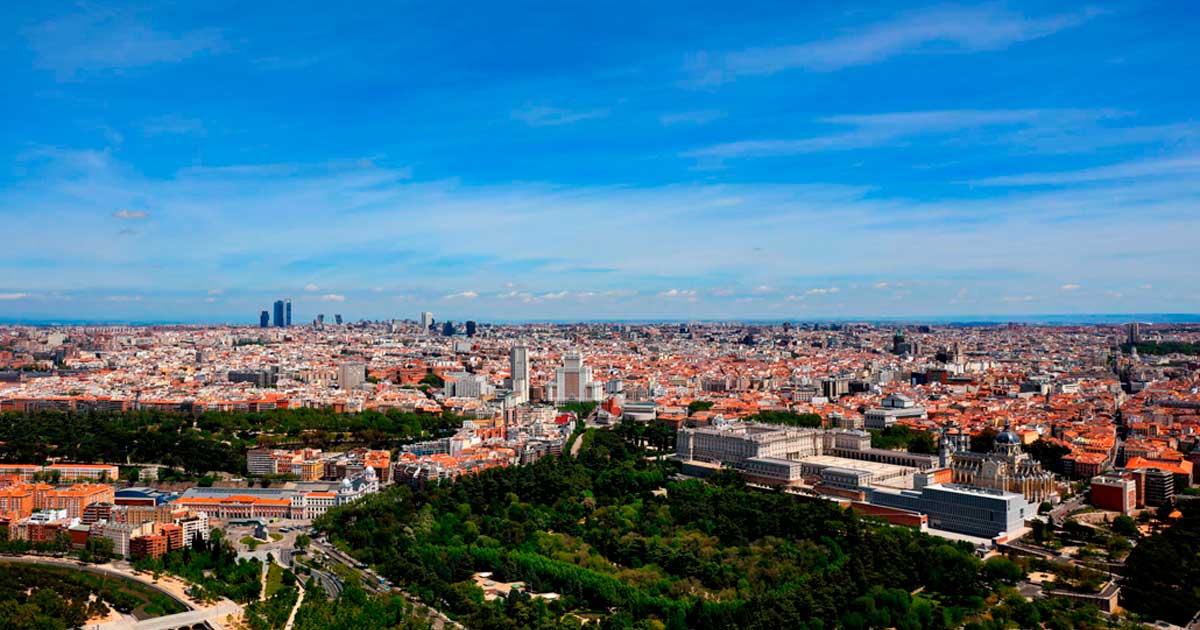 Vista panorámica de Madrid con cielo poco nuboso