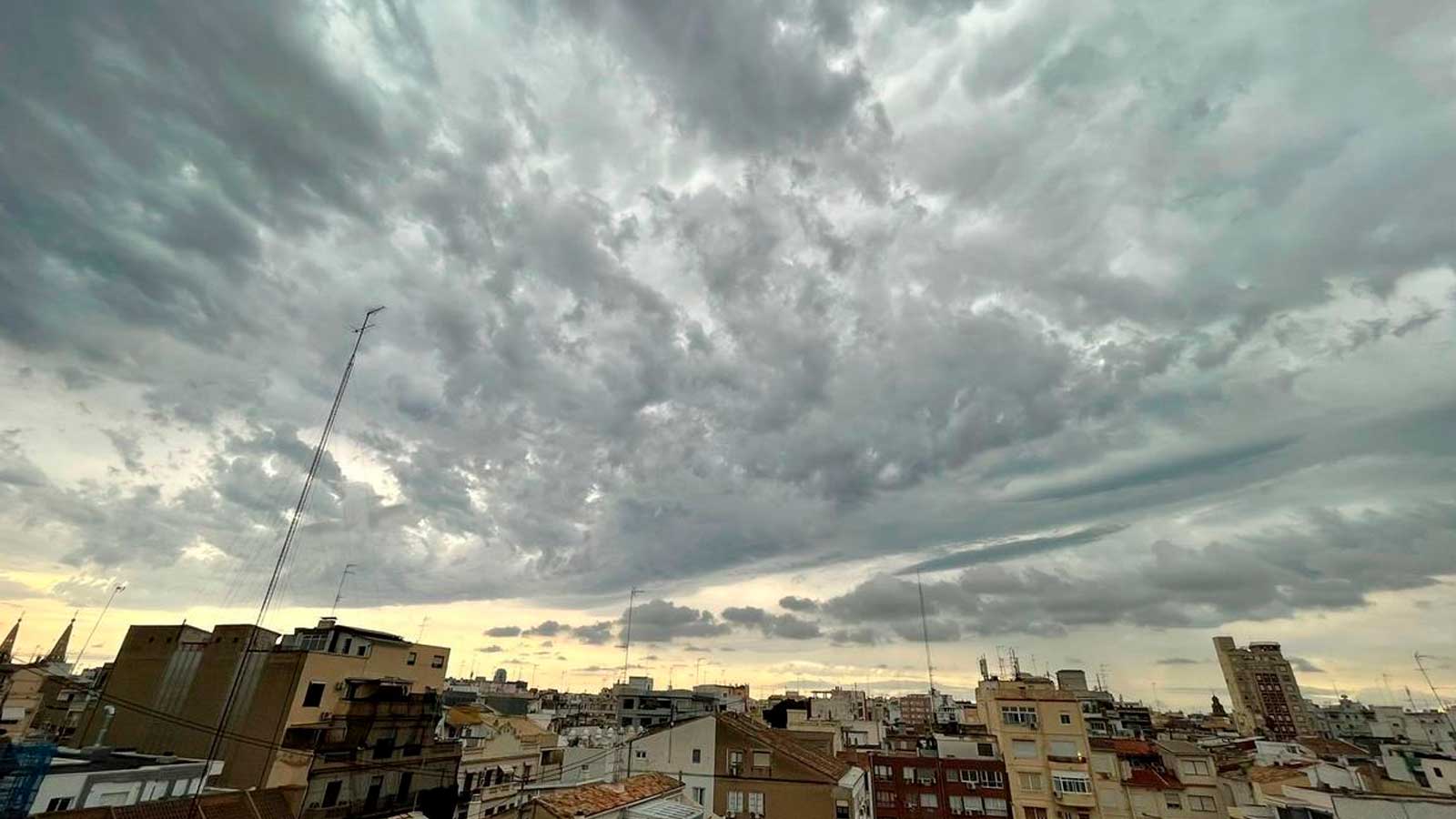 Cielo cubierto sobre Madrid durante una jornada con abundante nubosidad