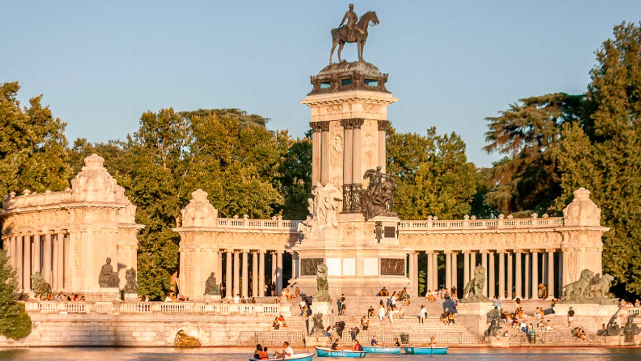Monumento a Alfonso XII en El Retiro de Madrid durante una jornada soleada