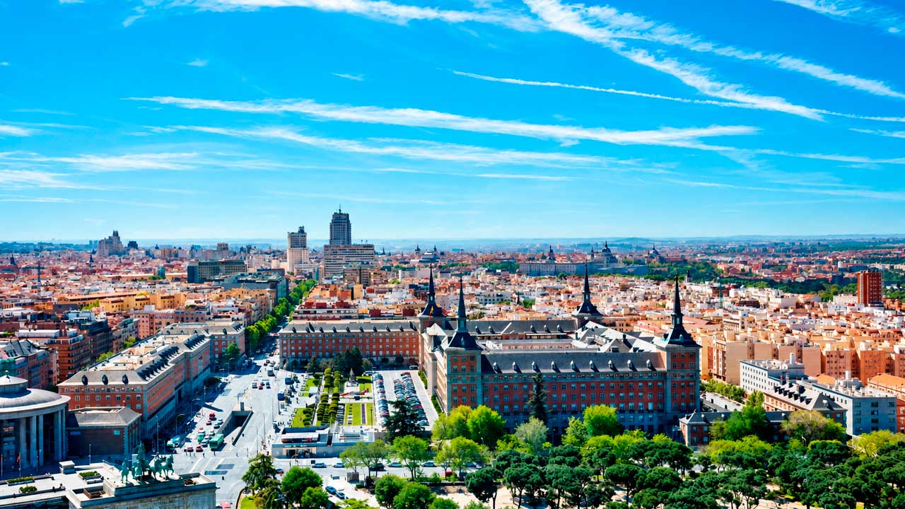 Vista de Madrid bajo un cielo despejado en el último día del verano