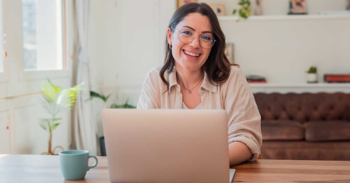 Mujer realizando trámites de empleo online desde casa en Madrid