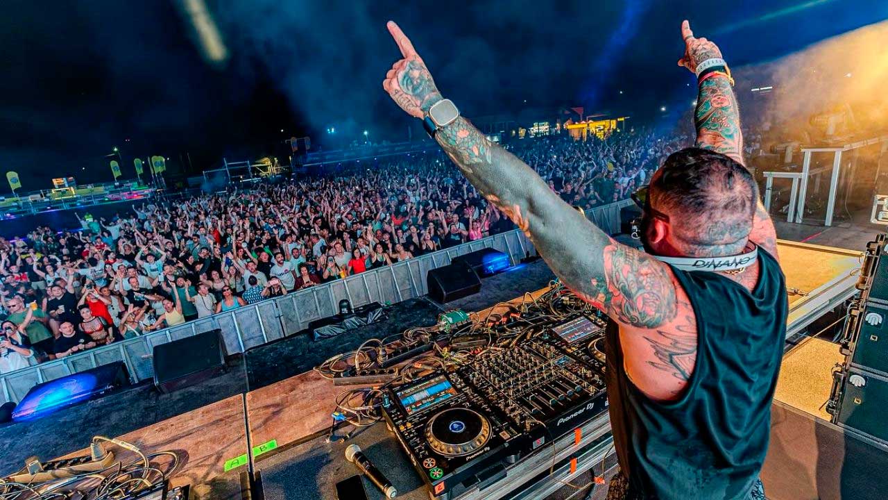 DJ durante un concierto con público en Tres Cantos