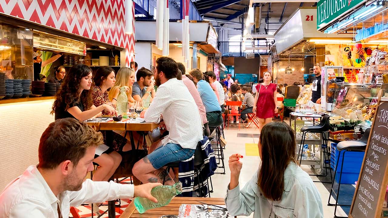 Clientes disfrutando de la gastronomía en el Mercado de Vallehermoso de Madrid