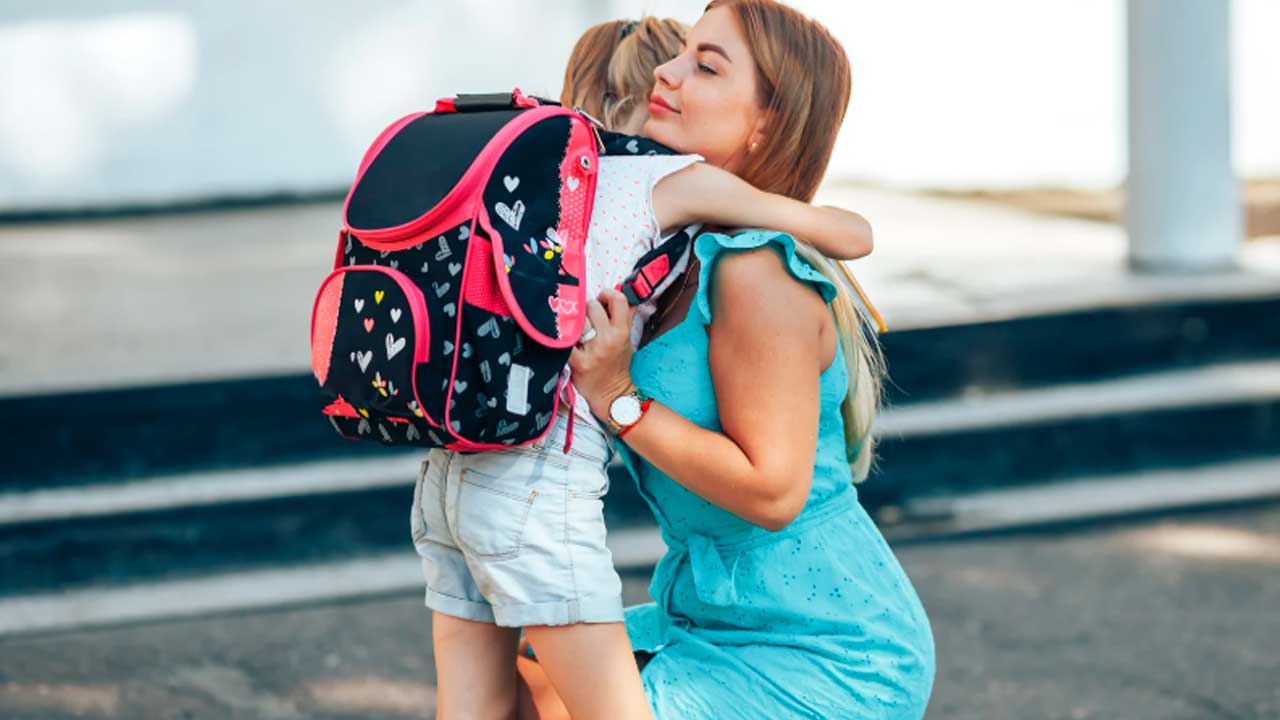 Alumna con mochila durante la vuelta al cole en Madrid
