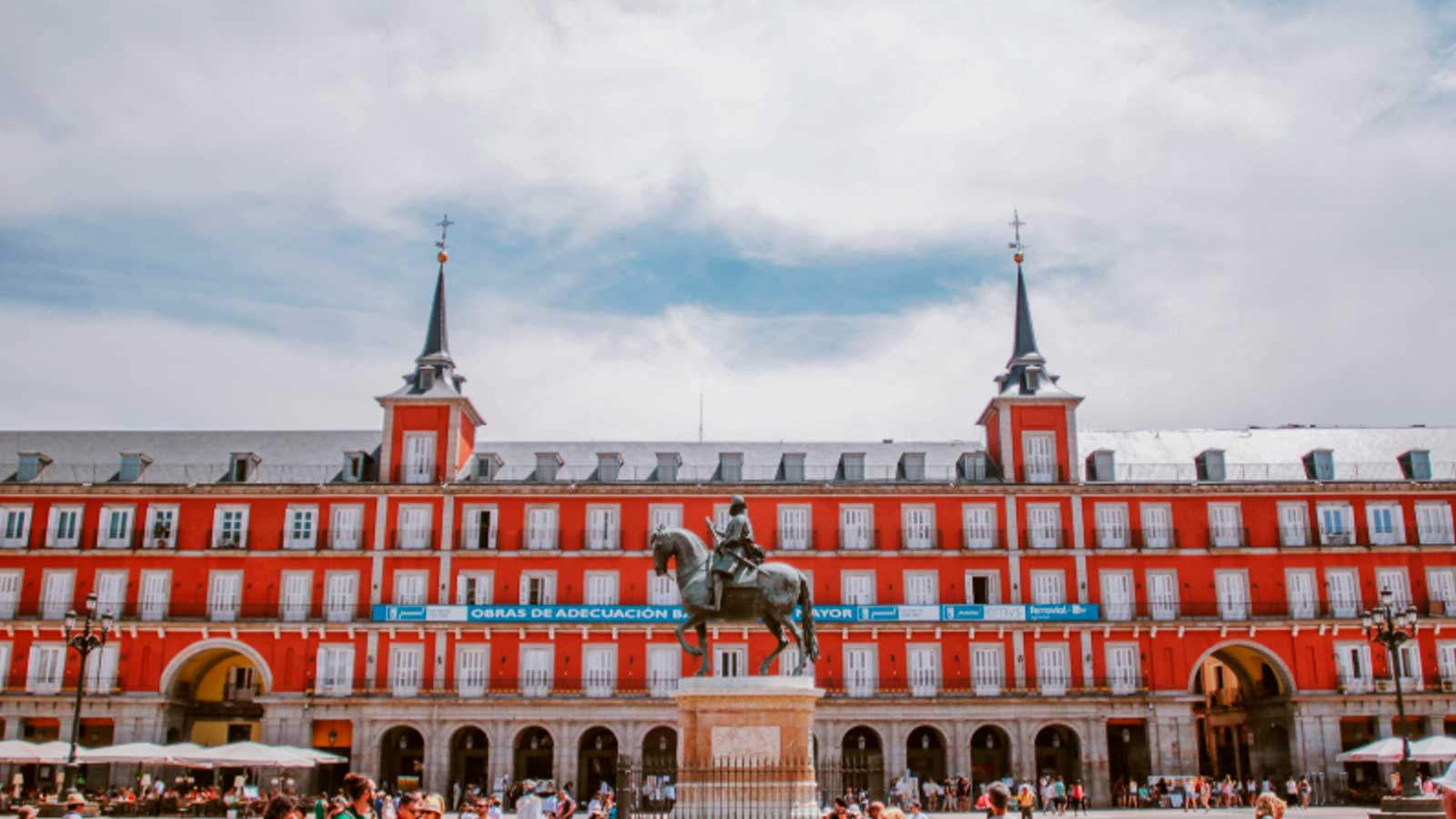 Plaza Mayor de Madrid bajo un cielo nuboso, imagen de la previsión del tiempo de AEMET para el jueves 29 de octubre.