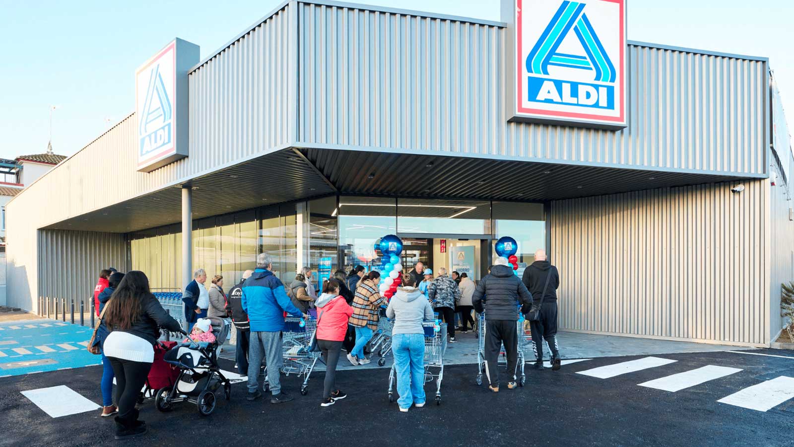 Supermercado ALDI abierto con clientes entrando durante un día festivo