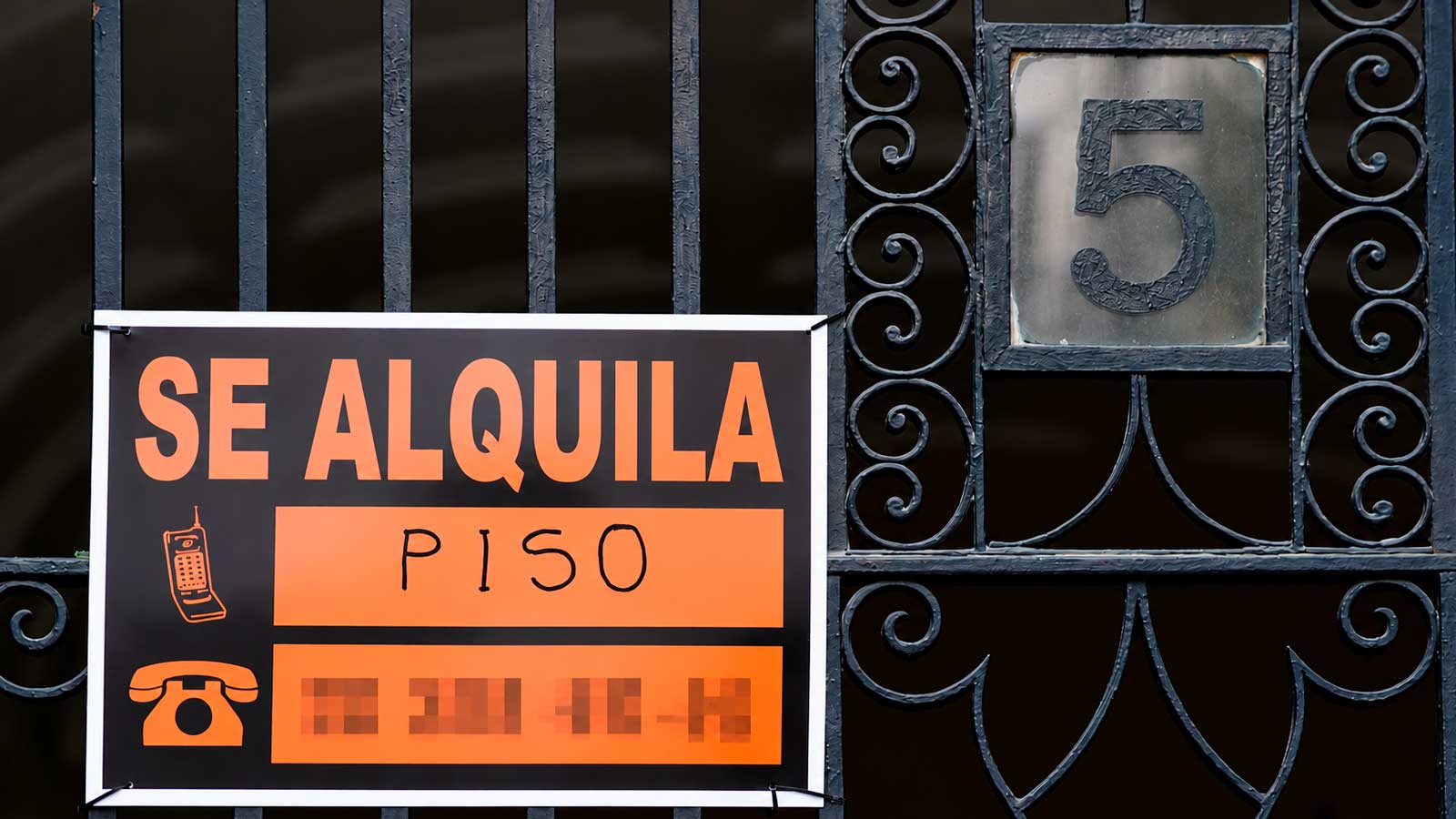 Cartel de se alquila piso en el portal de un edificio de viviendas de Madrid.