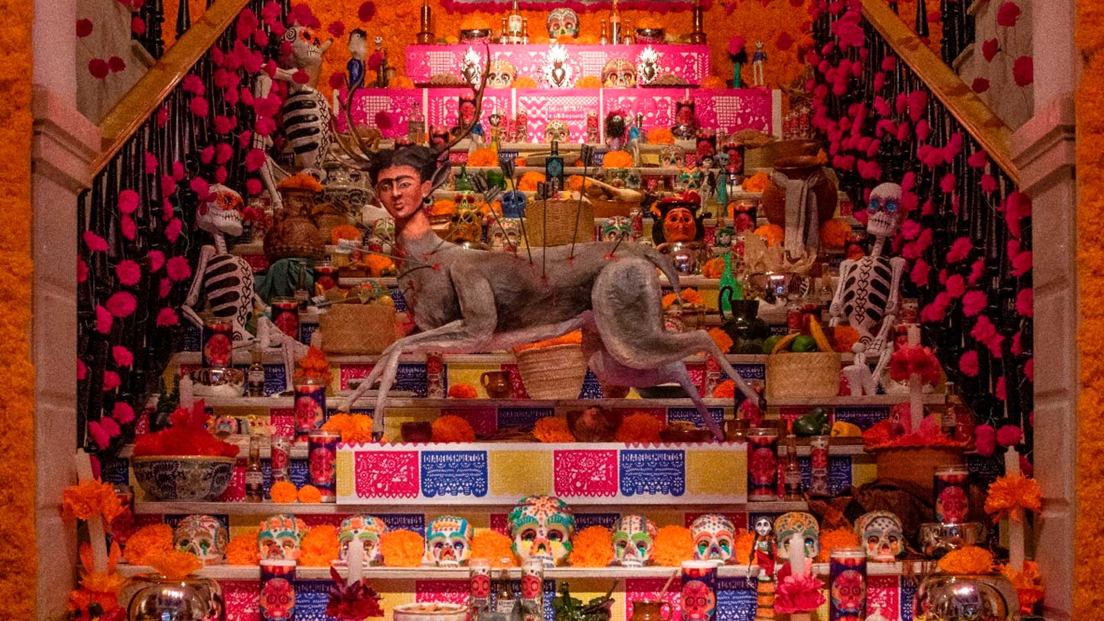 Altar de Muertos de Casa de México en Madrid decorado con flores y calaveras