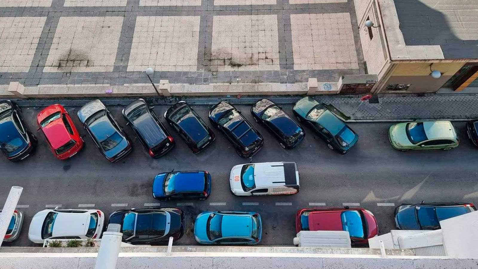 Coches aparcados en Ciudad Lineal, donde Madrid estudia ampliar el SER en los barrios de Concepción y Quintana.
