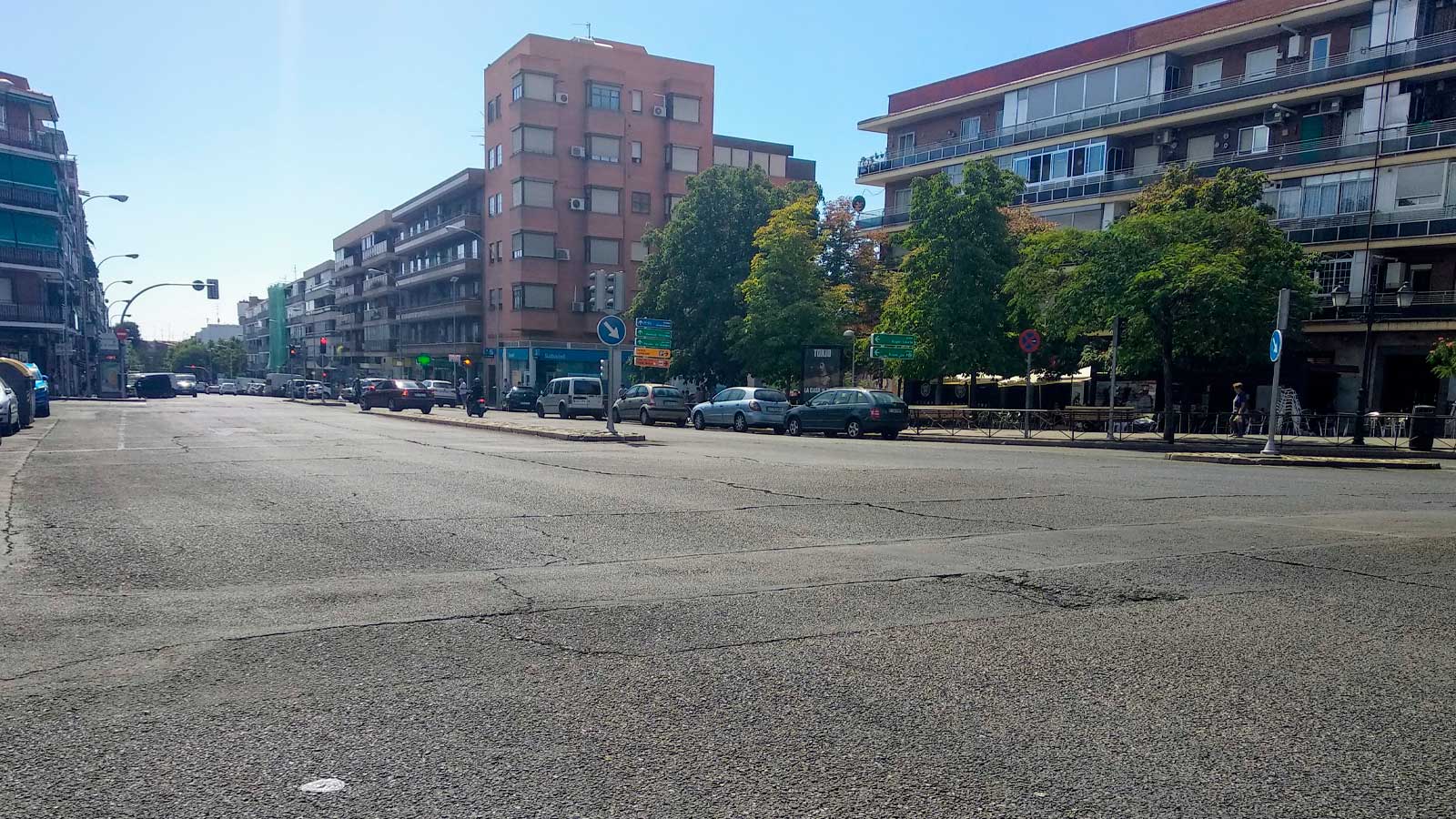 Calle de Carabanchel en Madrid con coches aparcados, ante la llegada del SER a Opañel y San Isidro.