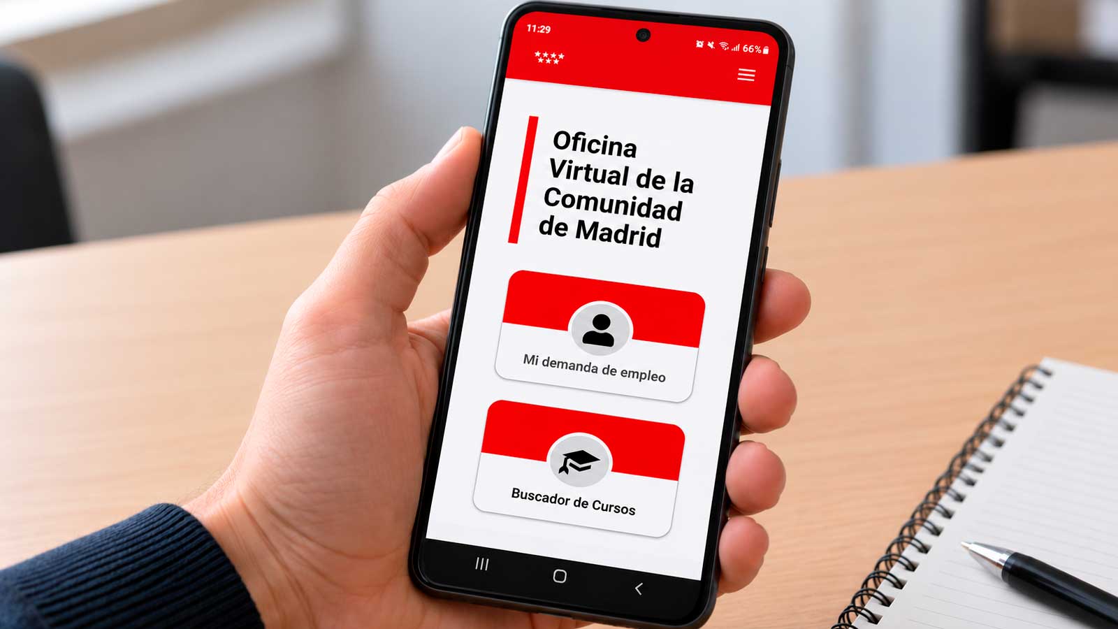 Mano sujetando un móvil con la App de Empleo de la Comunidad de Madrid y el buscador de cursos