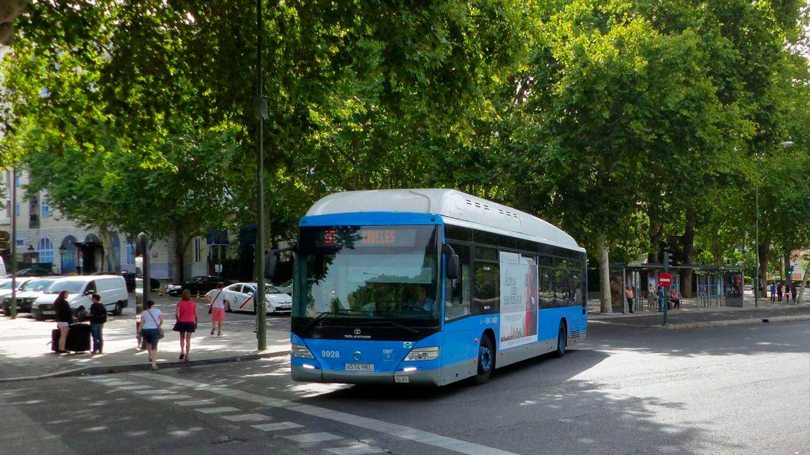 Autobús de EMT Madrid circulando por una calle de la capital