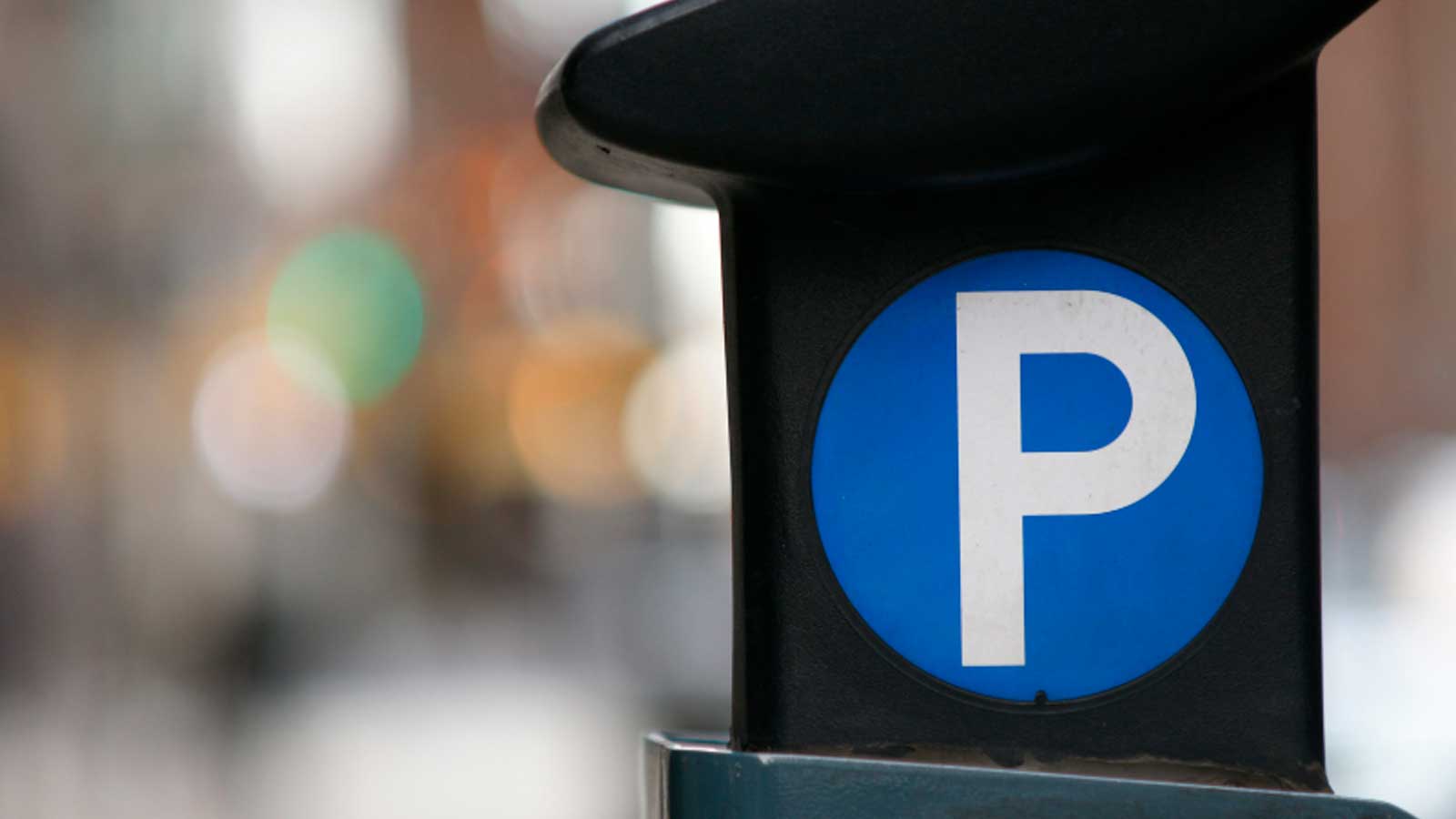 Señal de aparcamiento con una P blanca sobre fondo azul, utilizada para identificar zonas de estacionamiento.