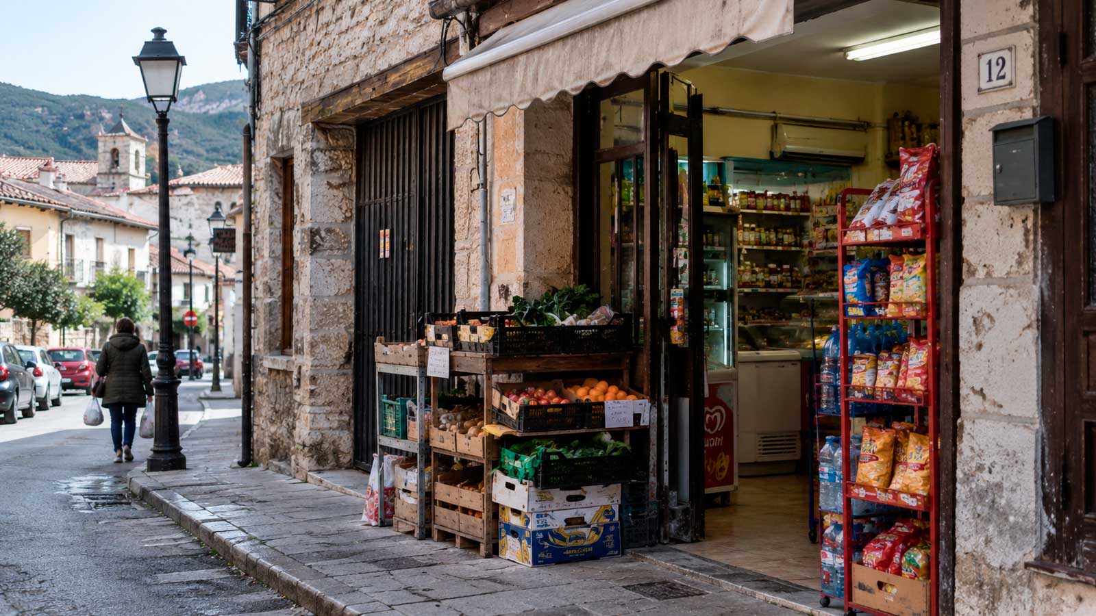 Pequeña tienda de alimentación en un pueblo de Madrid donde se ofrecen ayudas para abrir nuevos comercios.