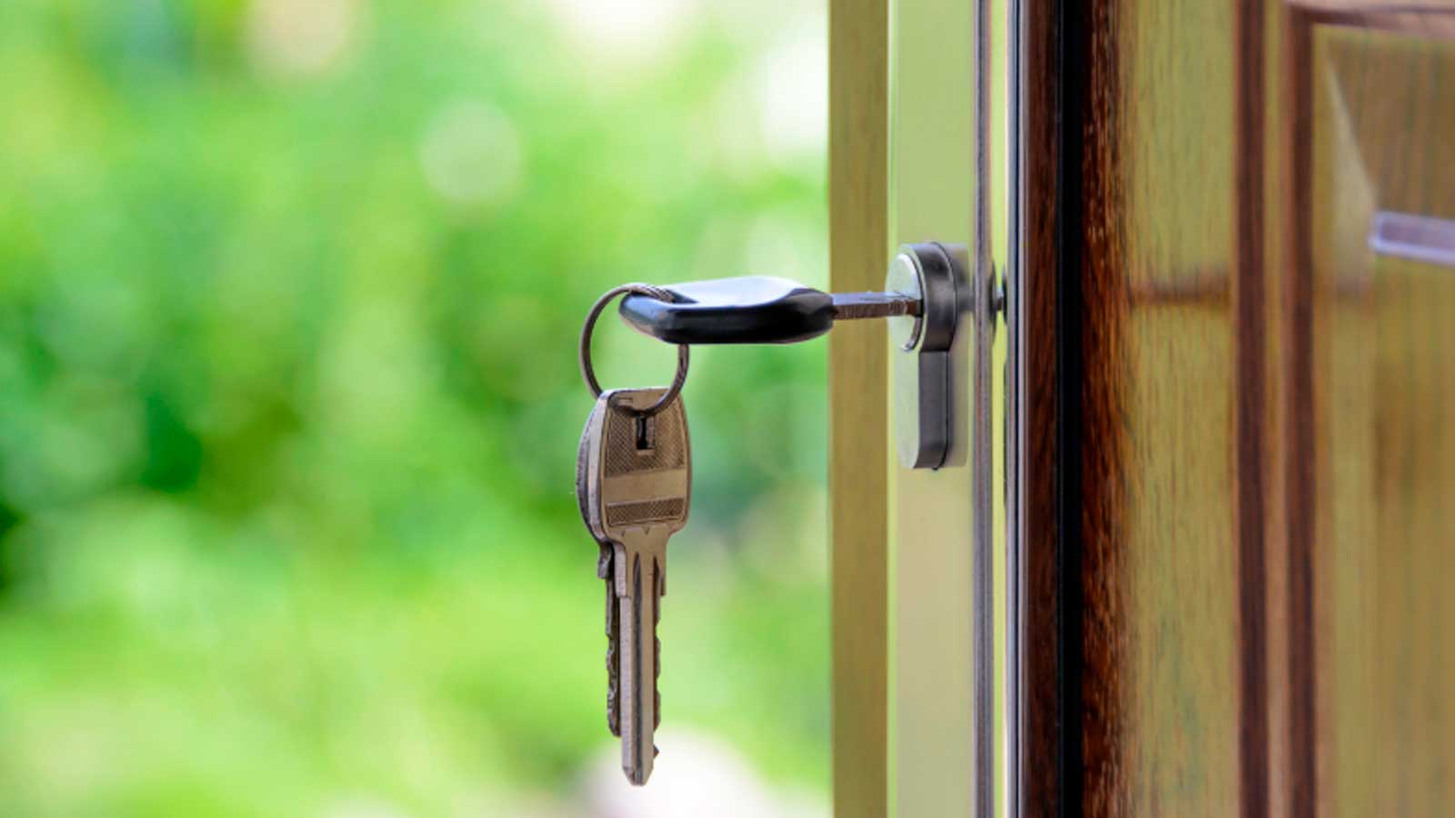 Llaves de una vivienda para ilustrar las ayudas al alquiler en Madrid.
