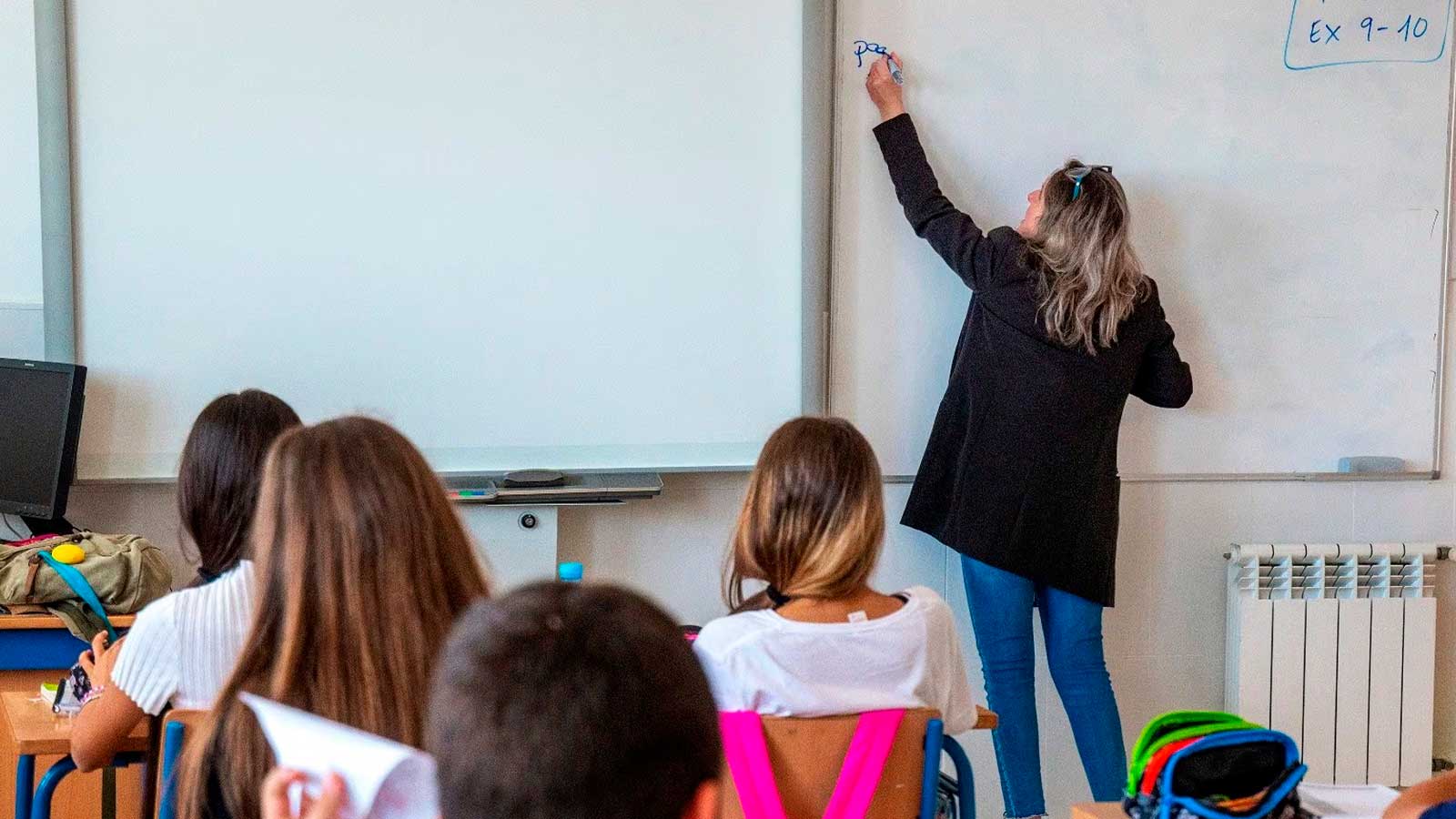 Docente dando clase en un centro educativo de la Comunidad de Madrid