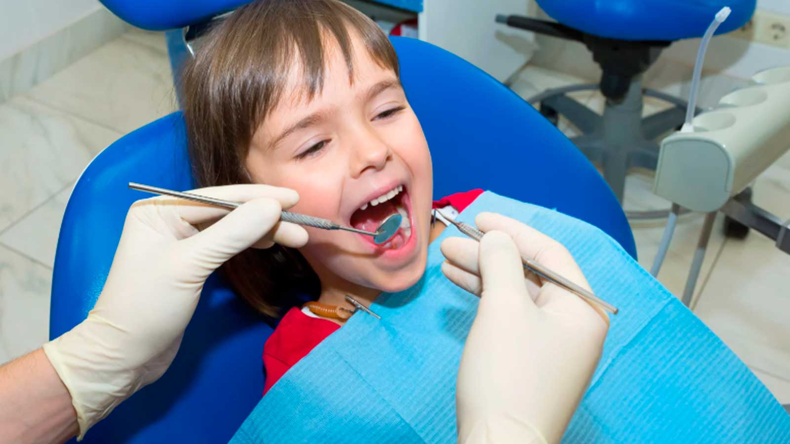 Niño recibiendo atención odontológica, uno de los tratamientos incluidos en las ayudas para familias acogedoras de Madrid.