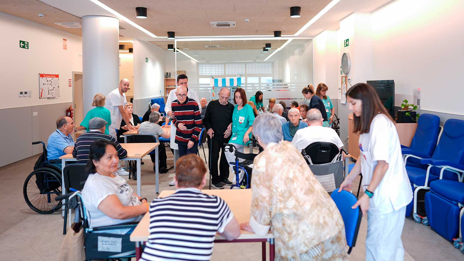 Persona mayor recibiendo atención y asesoramiento sobre ayudas sociales en Madrid.
