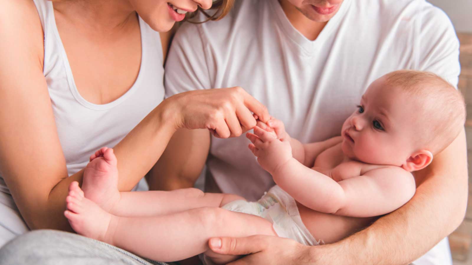 Padres con su bebé recién nacido, imagen de las ayudas por nacimiento o adopción de hasta 1.000 euros en Madrid.
