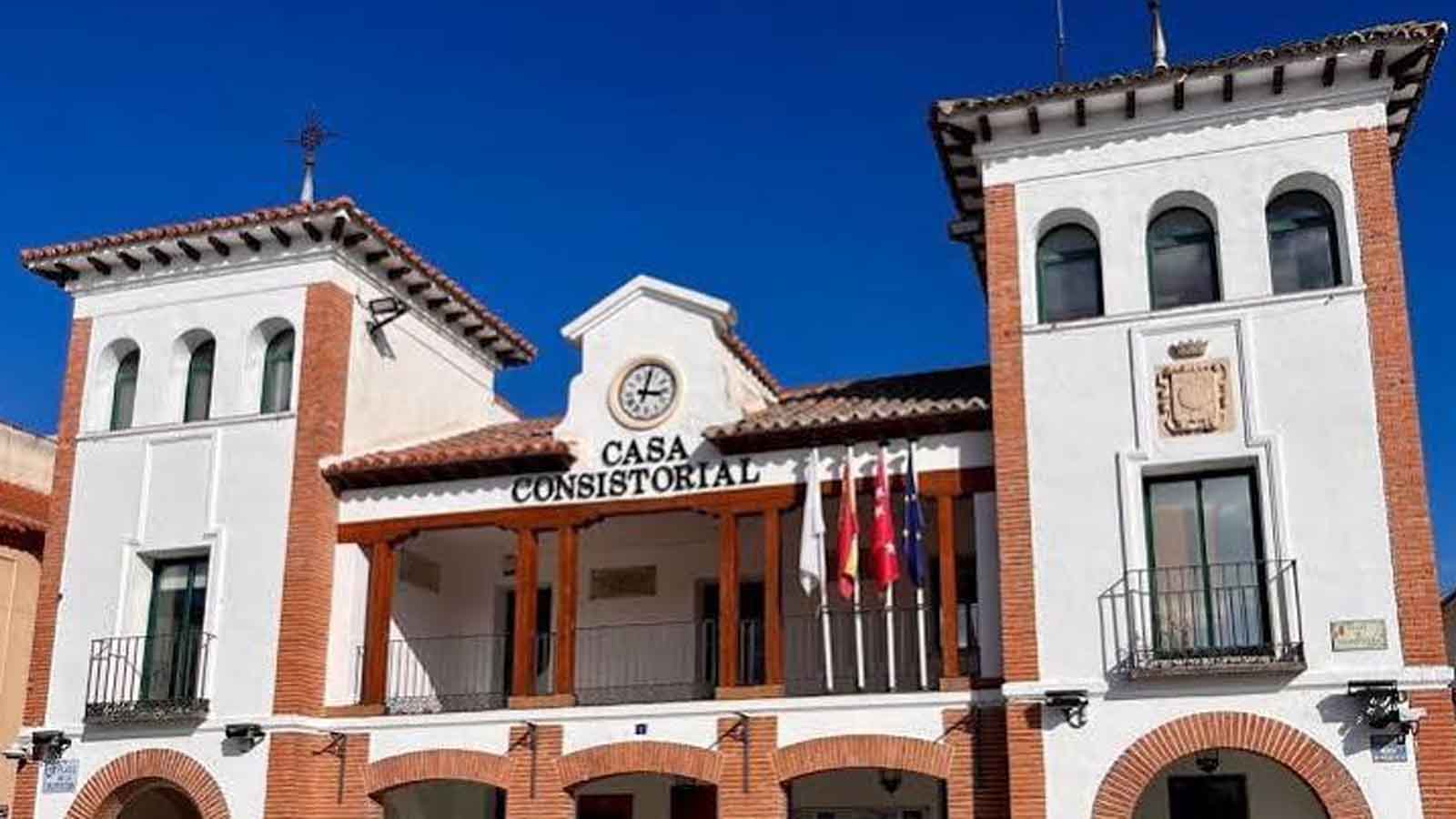 Fachada del Ayuntamiento de Pinto, que ha aprobado una rebaja del 30% en la tasa de basuras para 2027.