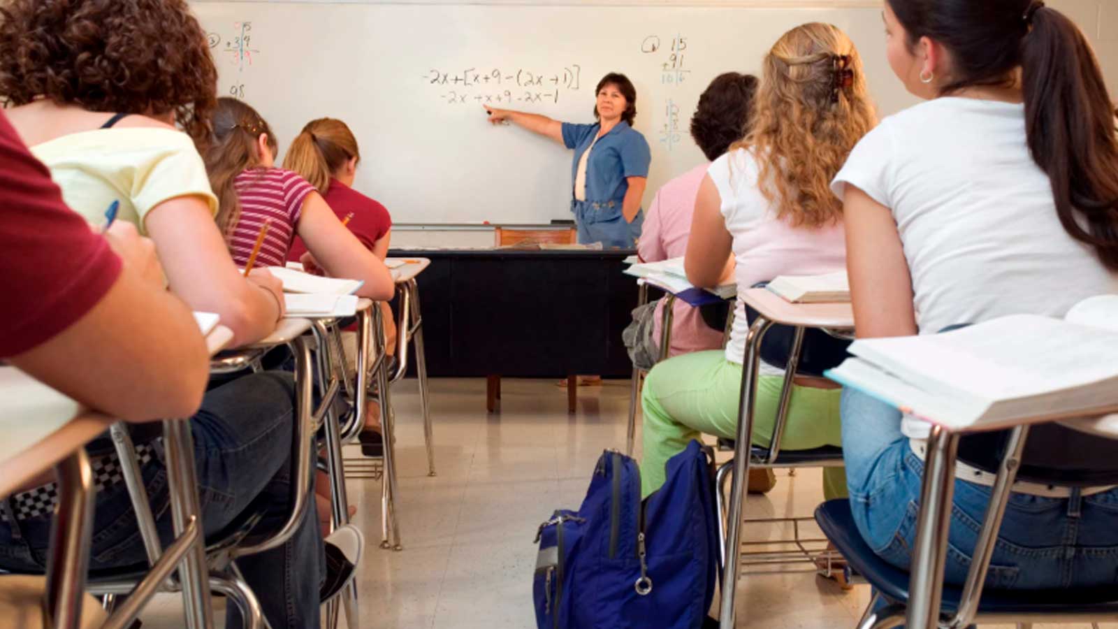 Alumnos de Bachillerato durante una clase mientras la Comunidad de Madrid publica el listado de beneficiarios de las becas.