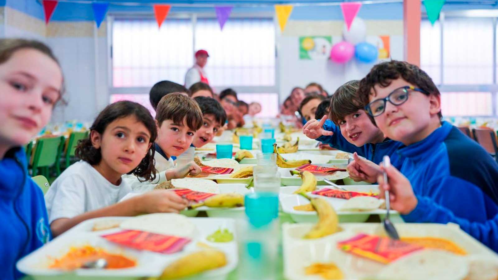 Alumnos comiendo en un comedor escolar de la Comunidad de Madrid.