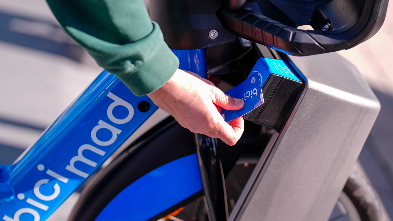 Usuario desbloqueando una bicicleta de BiciMAD con una tarjeta