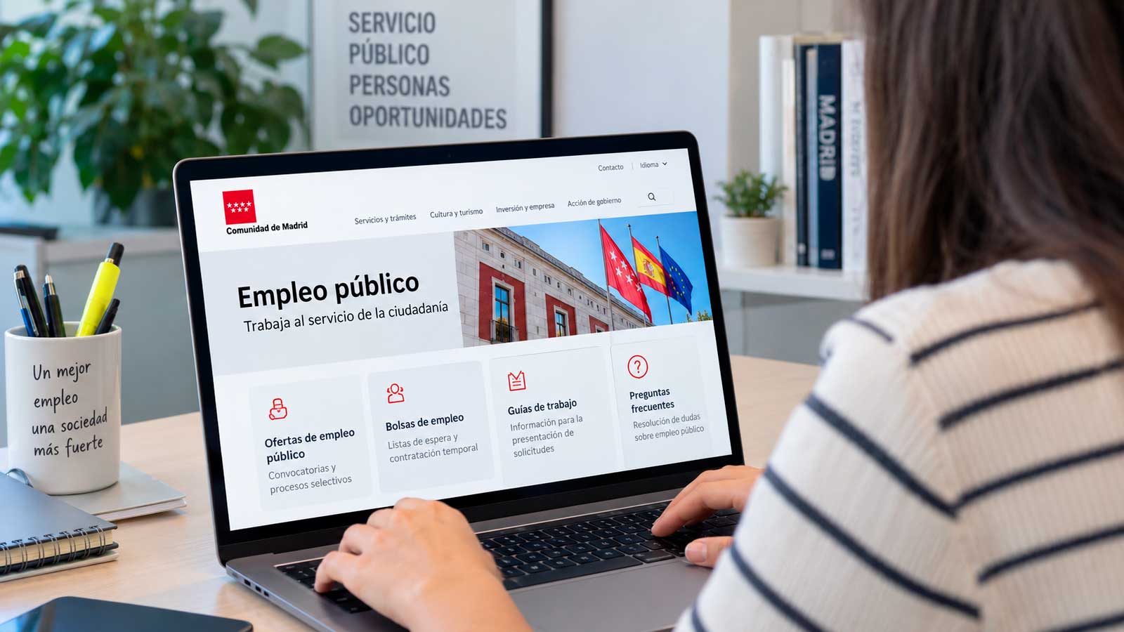 Mujer consultando las bolsas de empleo público de la Comunidad de Madrid en un ordenador portátil