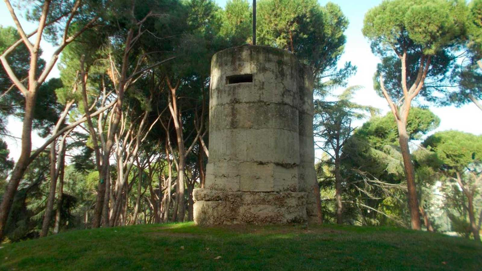 Búnker de hormigón de la Guerra Civil entre los árboles del Parque del Oeste de Madrid.