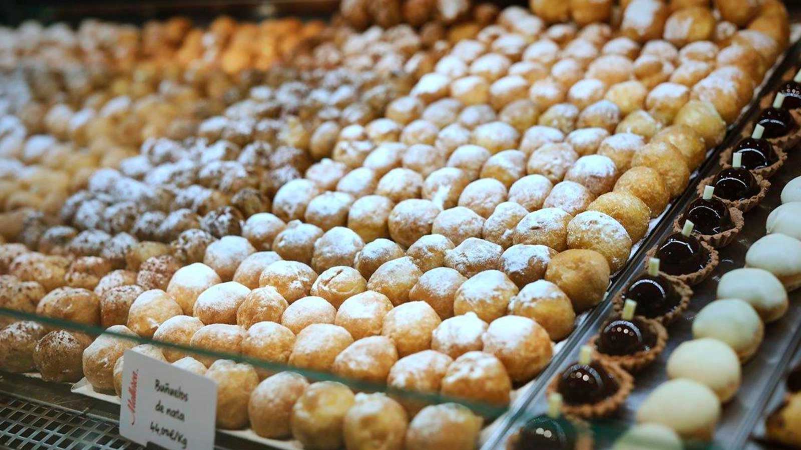 Buñuelos de viento de diferentes sabores expuestos en una pastelería de Madrid por el Día de Todos los Santos.