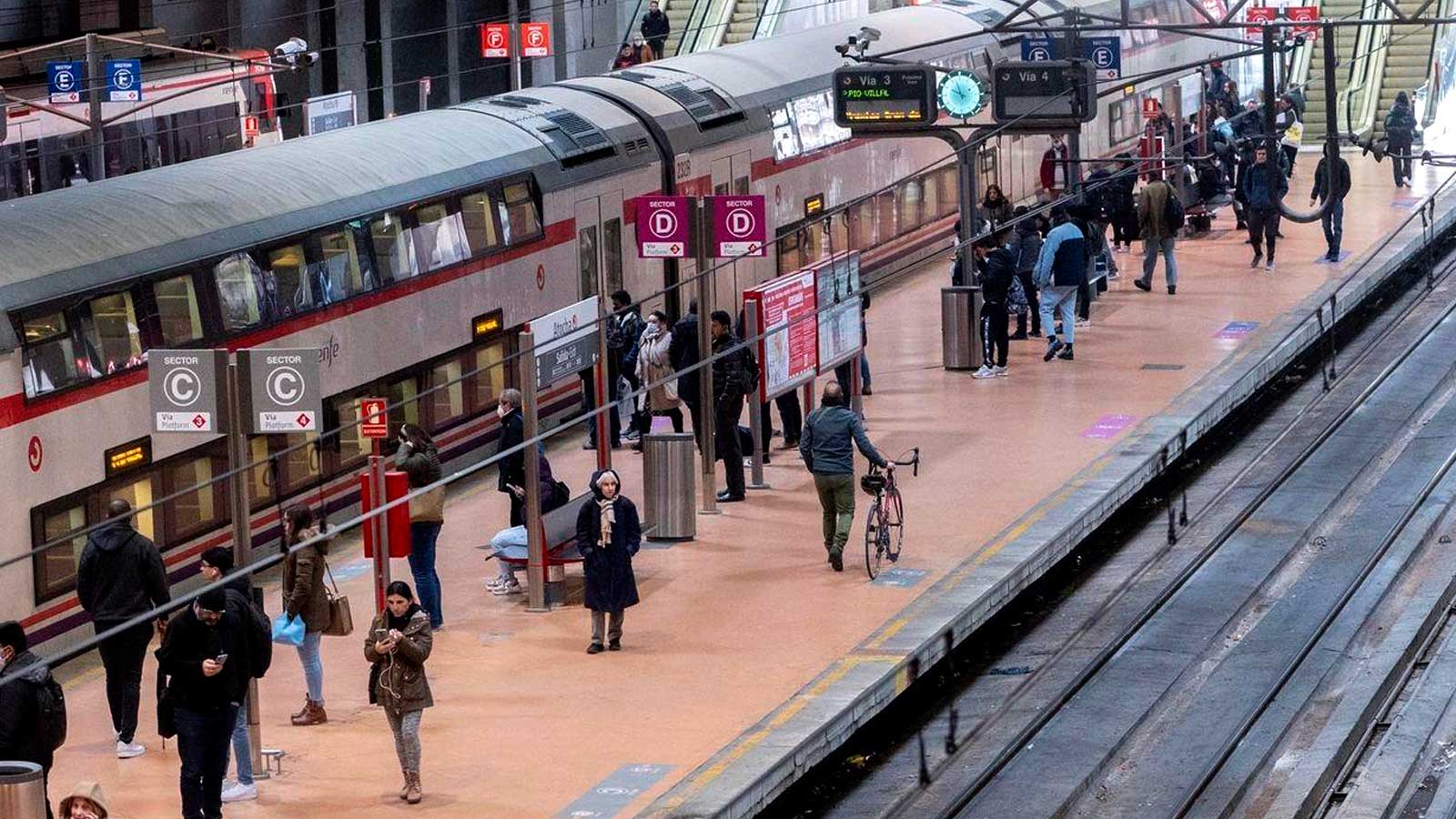 Andén de Cercanías en la estación de Atocha de Madrid