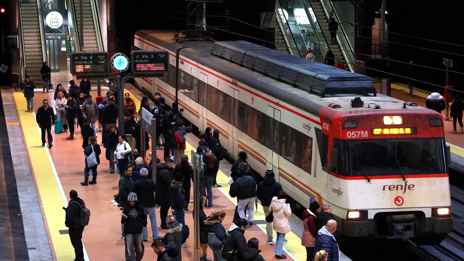 Tren de Cercanías Madrid en un andén durante las afecciones de la línea C-5