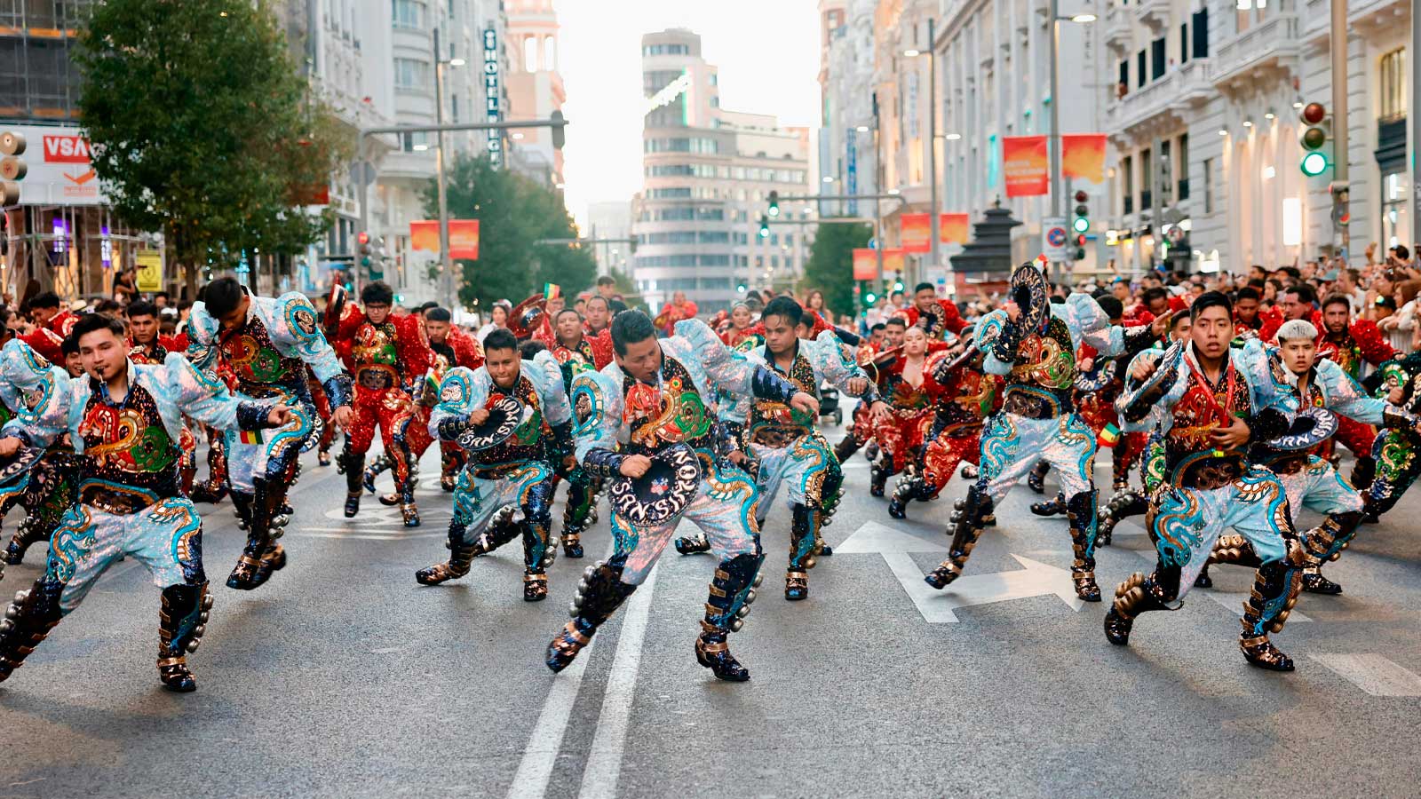 Bailarines durante la Cabalgata de la Hispanidad en la Gran Vía de Madrid