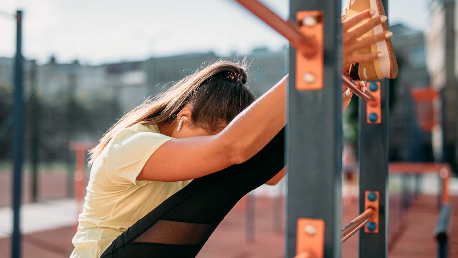 Mujer haciendo ejercicio en una zona de calistenia al aire libre en Madrid
