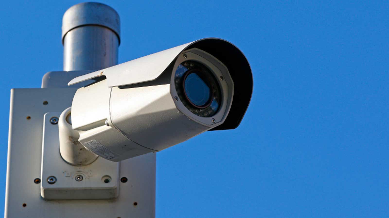 Cámara de videovigilancia instalada en un poste, similar a las que se utilizan para controlar accesos y vehículos.