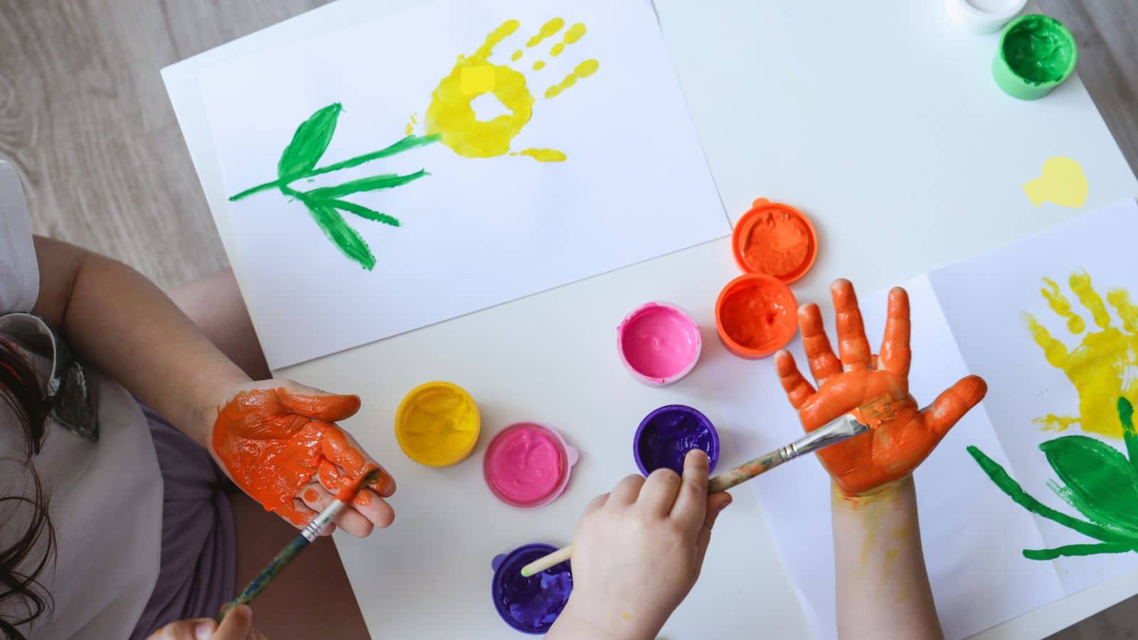 Niños realizando actividades de pintura y manualidades como las que se organizan en los campamentos de Navidad de Madrid.