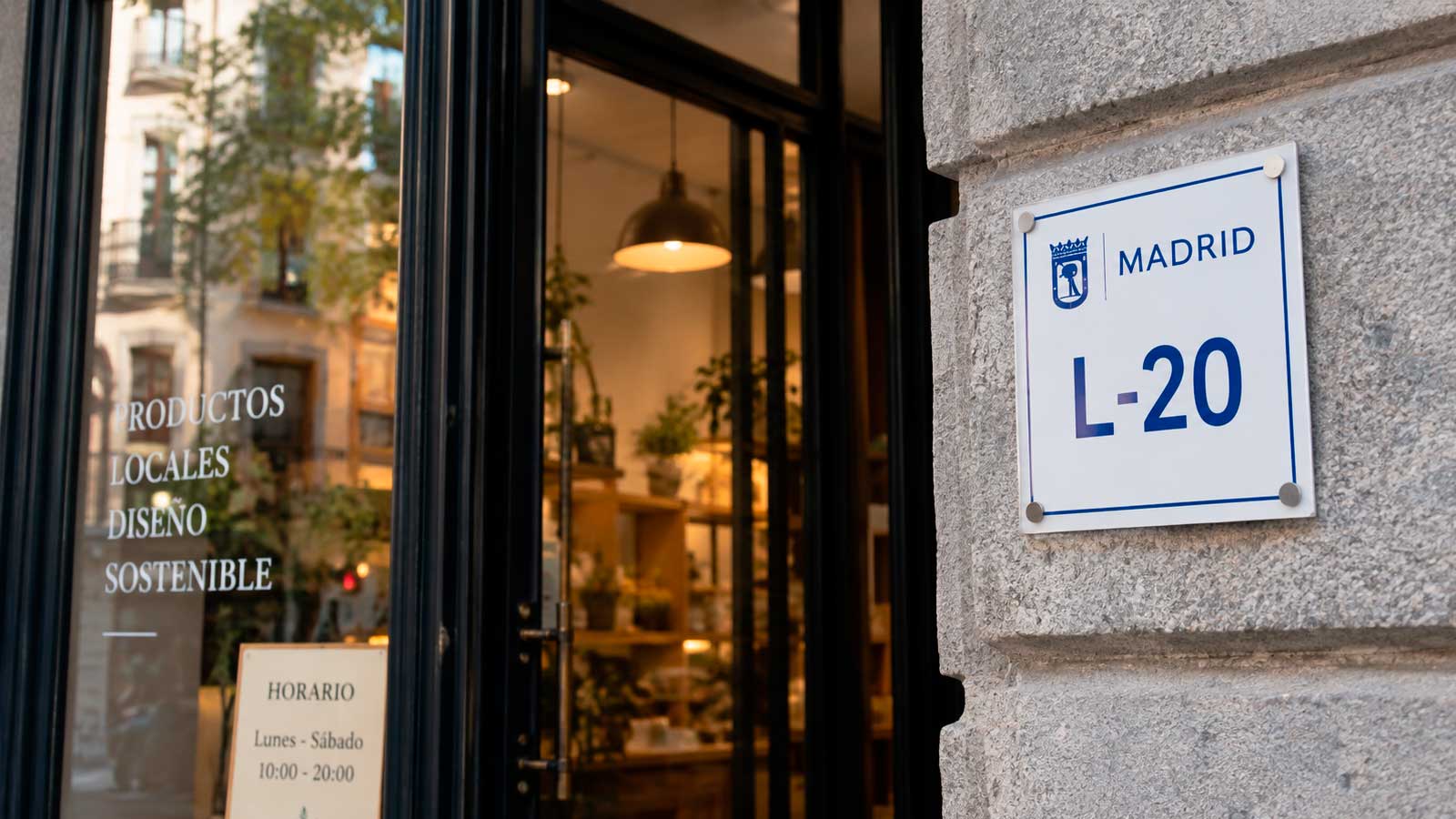 Cartel L-20 identificativo en la entrada de un local de Madrid