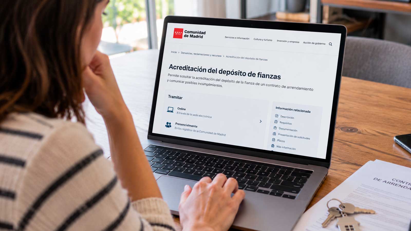 Una mujer consulta en su portátil el trámite de la Comunidad de Madrid para comprobar el depósito de la fianza del alquiler.