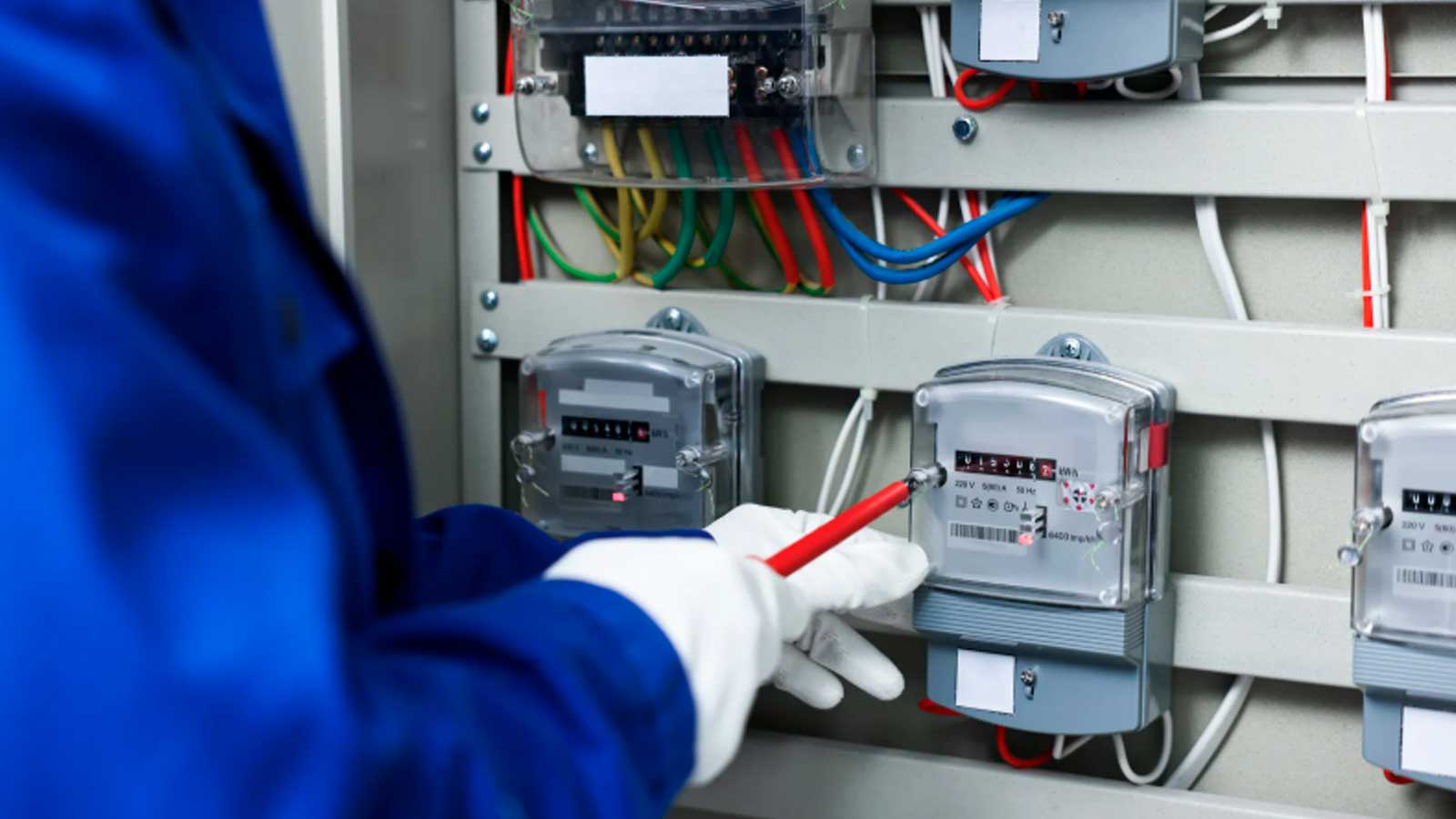 Técnico trabajando en una instalación eléctrica durante labores de mantenimiento